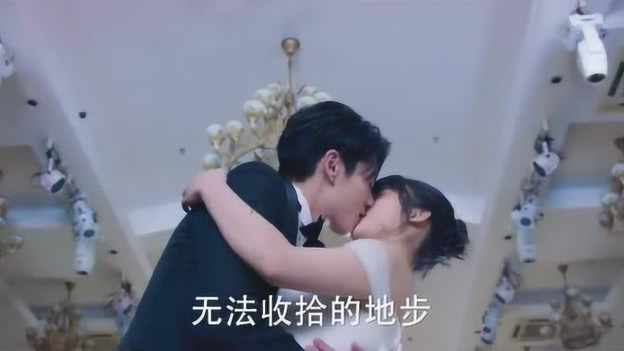 王一博西装革履打网球，爱好广泛乐趣多，浑身使不完的牛劲